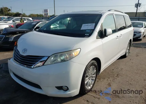 2013 Toyota Sienna Xle V6 8 Passenger z USA, uszkodzony, nr VIN 5TDYK3DC1DS380956
